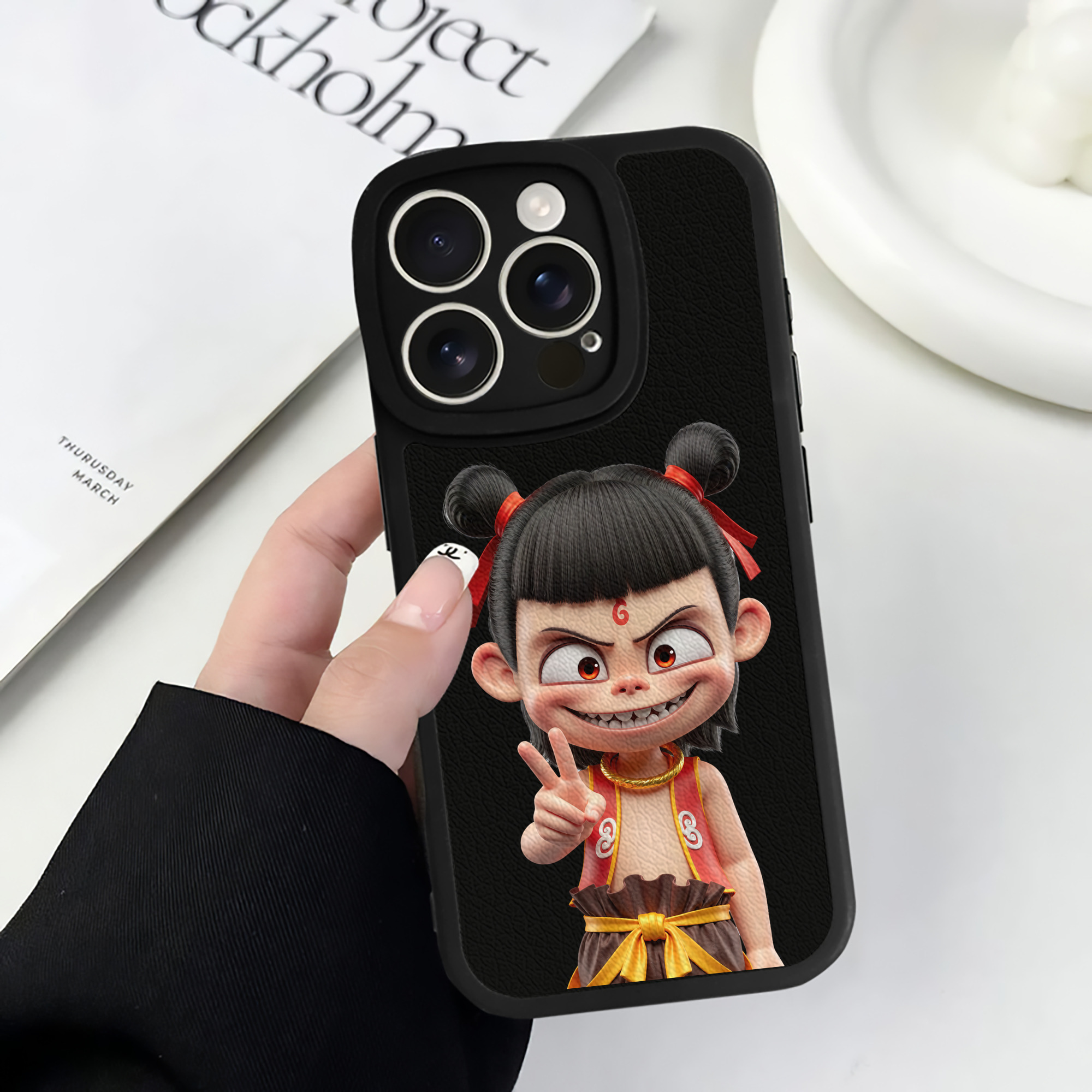 （画像用） Ne Zha 2 ナタ 魔童の大暴れ 【iPhone 16シリーズ対応】シリコンスマホケース（レザー調） 材質：シリコン